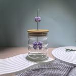 A luxurious glass cup with artistic touches and a wooden lid. Elegance begins with the details, with an elegant and environmentally friendly glass straw.