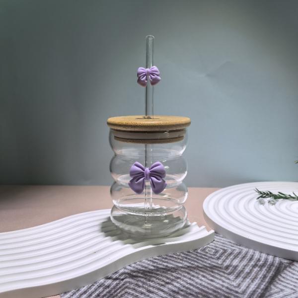 A luxurious glass cup with artistic touches and a wooden lid. Elegance begins with the details, with an elegant and environmentally friendly glass straw.