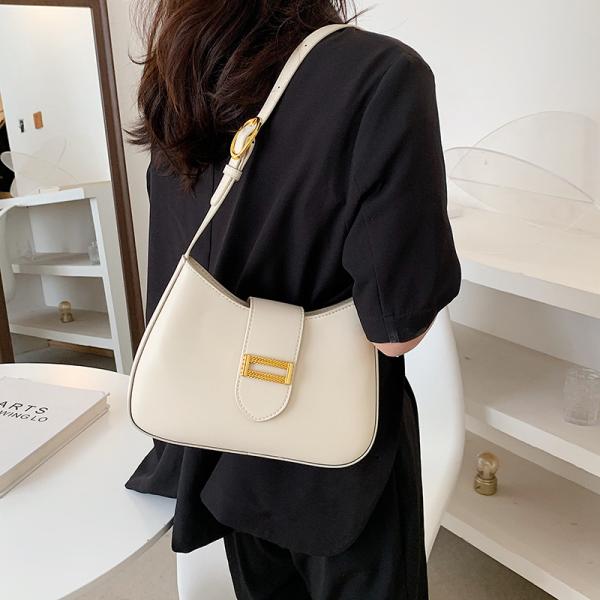 elegant handbag in four multi-colored colors. A luxurious touch to every look. Elevate your elegance with this classic bag, carefully designed to combine simplicity and elegance