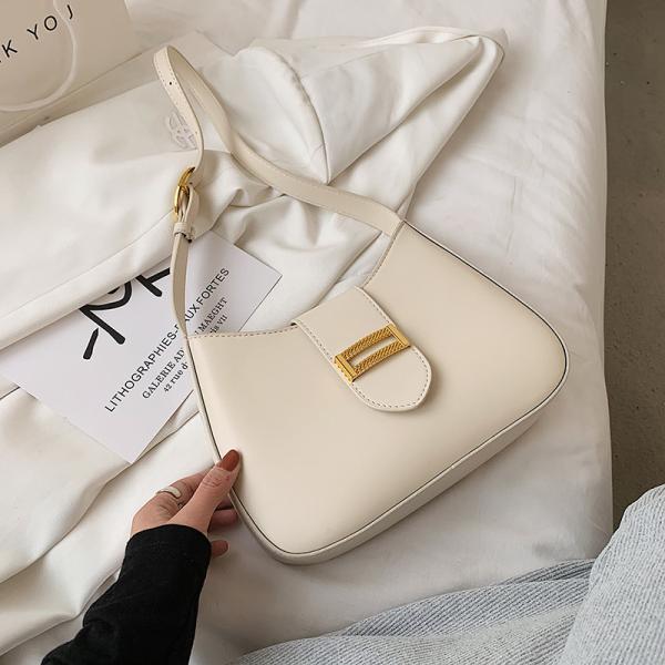 elegant handbag in four multi-colored colors. A luxurious touch to every look. Elevate your elegance with this classic bag, carefully designed to combine simplicity and elegance