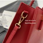 Elegant large capacity handbag in red and black, a perfect balance between practicality and attractiveness.