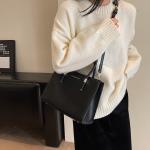 Elegant large capacity handbag in red and black, a perfect balance between practicality and attractiveness.