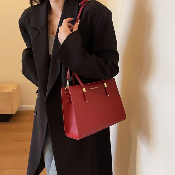 Elegant large capacity handbag in red and black, a perfect balance between practicality and attractiveness.