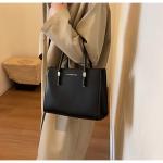 Elegant large capacity handbag in red and black, a perfect balance between practicality and attractiveness.