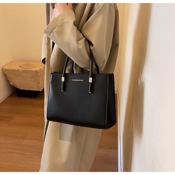 Elegant large capacity handbag in red and black, a perfect balance between practicality and attractiveness.