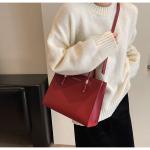 Elegant large capacity handbag in red and black, a perfect balance between practicality and attractiveness.