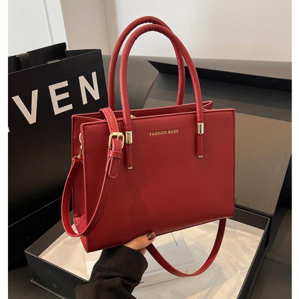 Elegant large capacity handbag in red and black, a perfect balance between practicality and attractiveness.