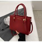 Elegant large capacity handbag in red and black, a perfect balance between practicality and attractiveness.