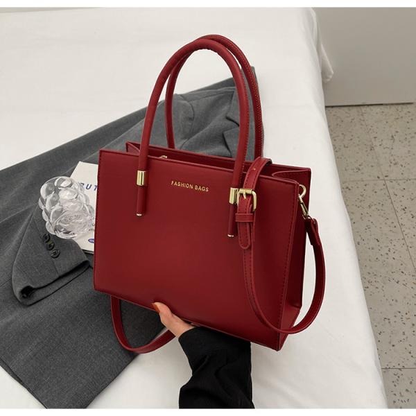 Elegant large capacity handbag in red and black, a perfect balance between practicality and attractiveness.