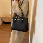 Elegant large capacity handbag in red and black, a perfect balance between practicality and attractiveness.
