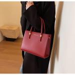 Elegant large capacity handbag in red and black, a perfect balance between practicality and attractiveness.
