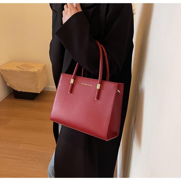 Elegant large capacity handbag in red and black, a perfect balance between practicality and attractiveness.