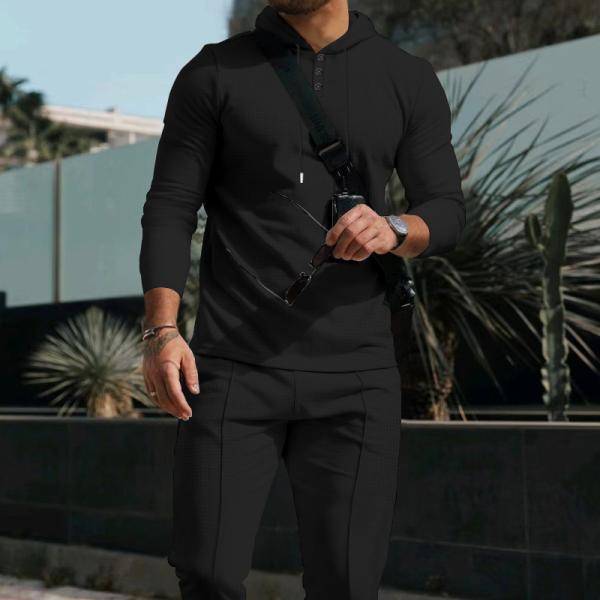 Sporty cotton set with an urban touch. Light elegance with an adventurous spirit.