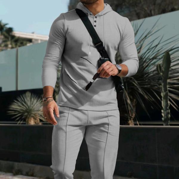 Sporty cotton set with an urban touch. Light elegance with an adventurous spirit.