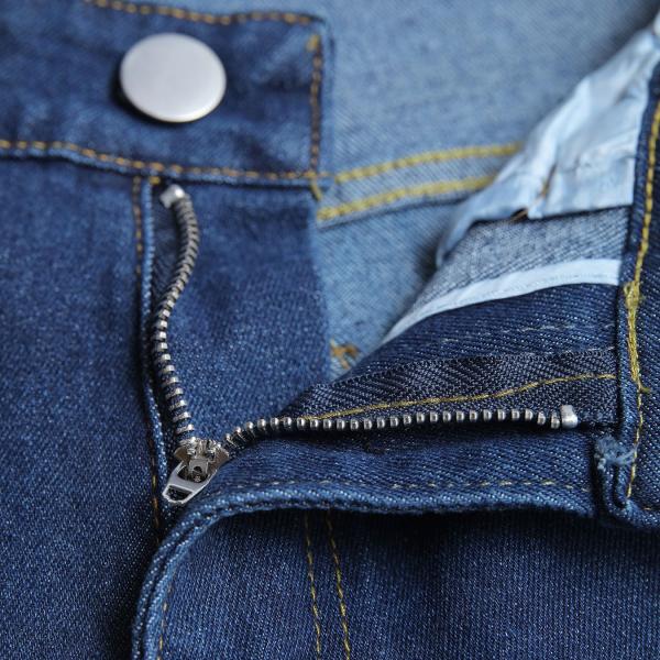 Dark navy skinny jeans highlight your figure and give you a modern look.