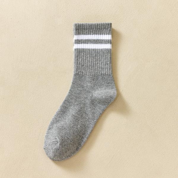 Versatile sports socks: flexibility and style with every step