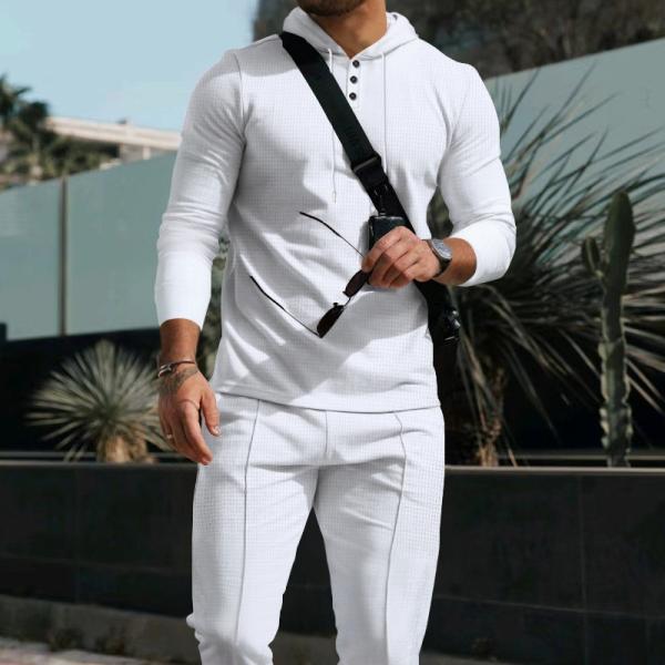 Sporty cotton set with an urban touch. Light elegance with an adventurous spirit.